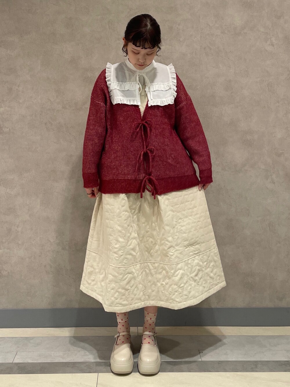 ホワイト系のシャツ/ブラウス、レッド系のカーディガン/ボレロ、ホワイト系のワンピースを着用したレディースの秋コーディネートの2枚目の写真