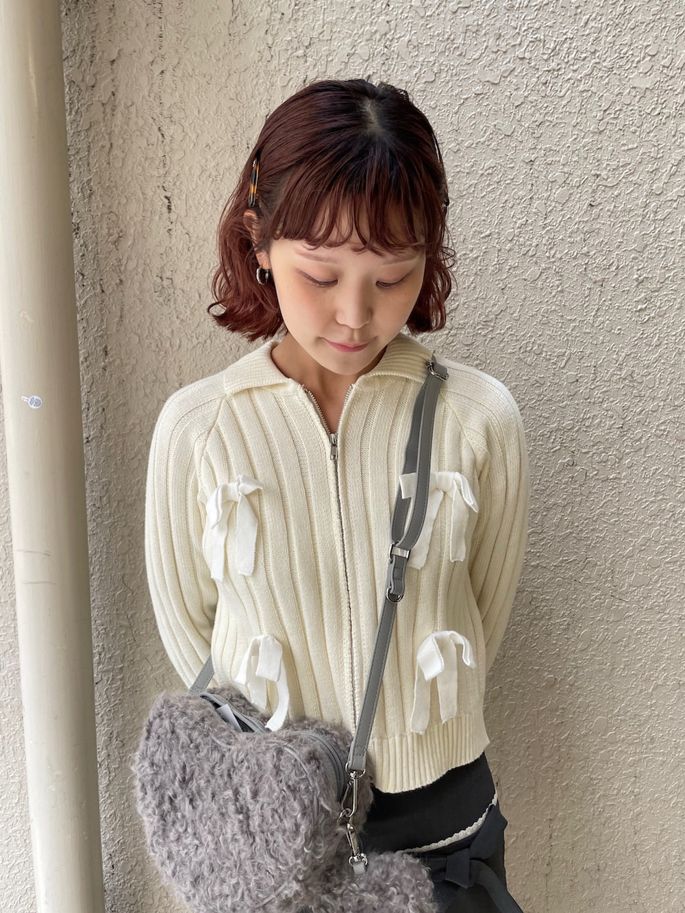 ホワイト系のカーディガン/ボレロ、グレー系のスカート、グレー系のショルダーバッグを着用したレディースの秋コーディネートの4枚目の写真