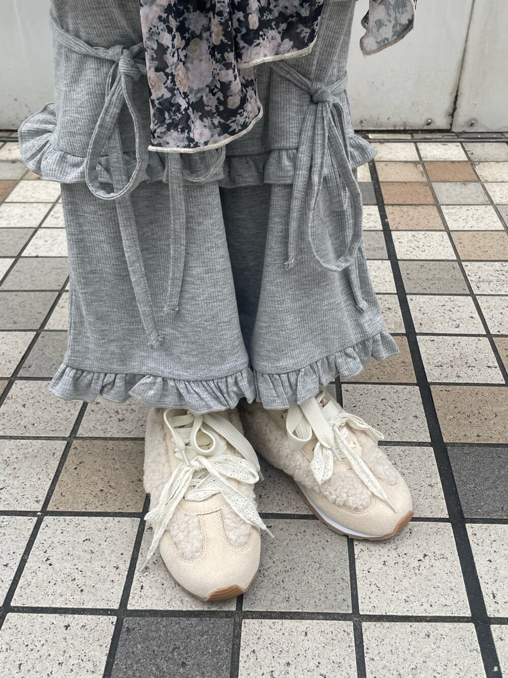 ブラック系のスカート、グレー系のスウェットパンツ、ホワイト系のスニーカーを着用したレディースの秋コーディネートの8枚目の写真