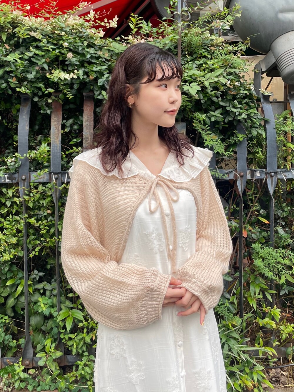 ホワイト系のサンダル、ベージュ系のカーディガン/ボレロ、ホワイト系のワンピースを着用したレディースの夏コーディネートの5枚目の写真