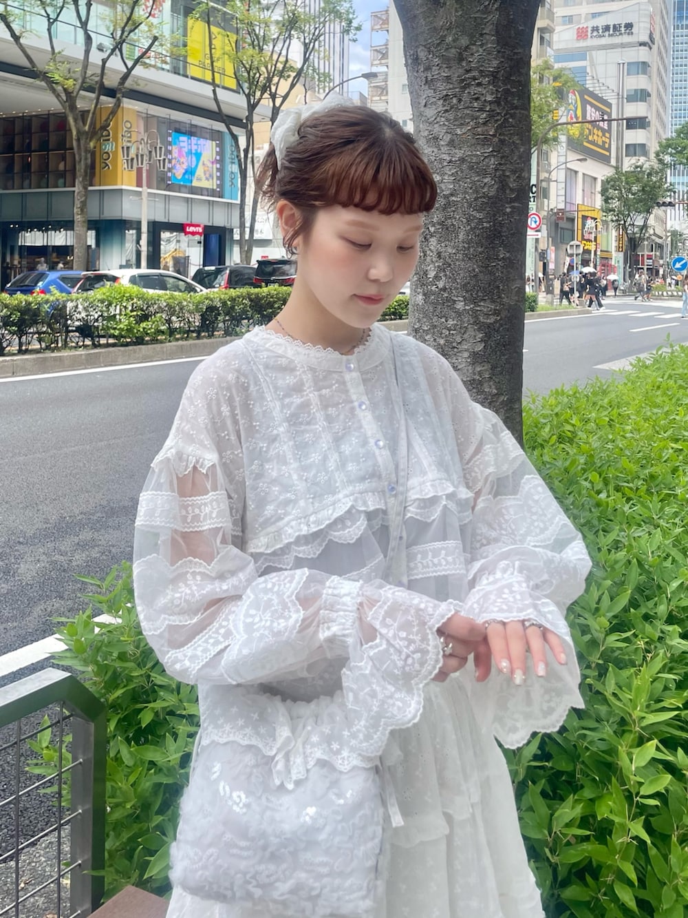 ホワイト系のシャツ/ブラウス、ホワイト系のスカート、ホワイト系のハンドバッグを着用したレディースの夏コーディネートの4枚目の写真