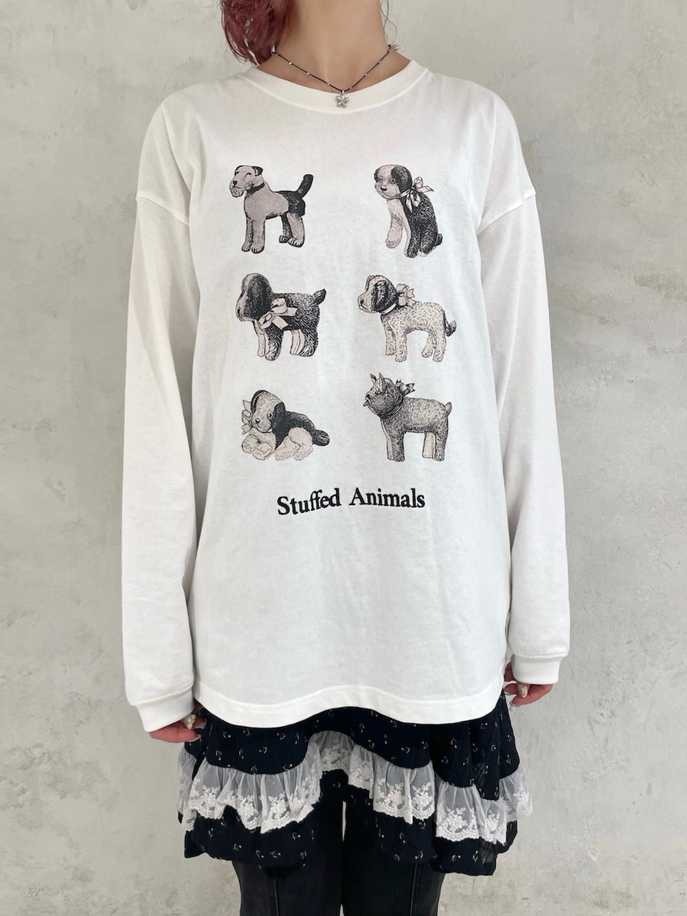 ホワイト系のTシャツ/カットソー、ブラック系のチュニック、ブラック系のデニムパンツを着用したレディースの夏コーディネートの7枚目の写真