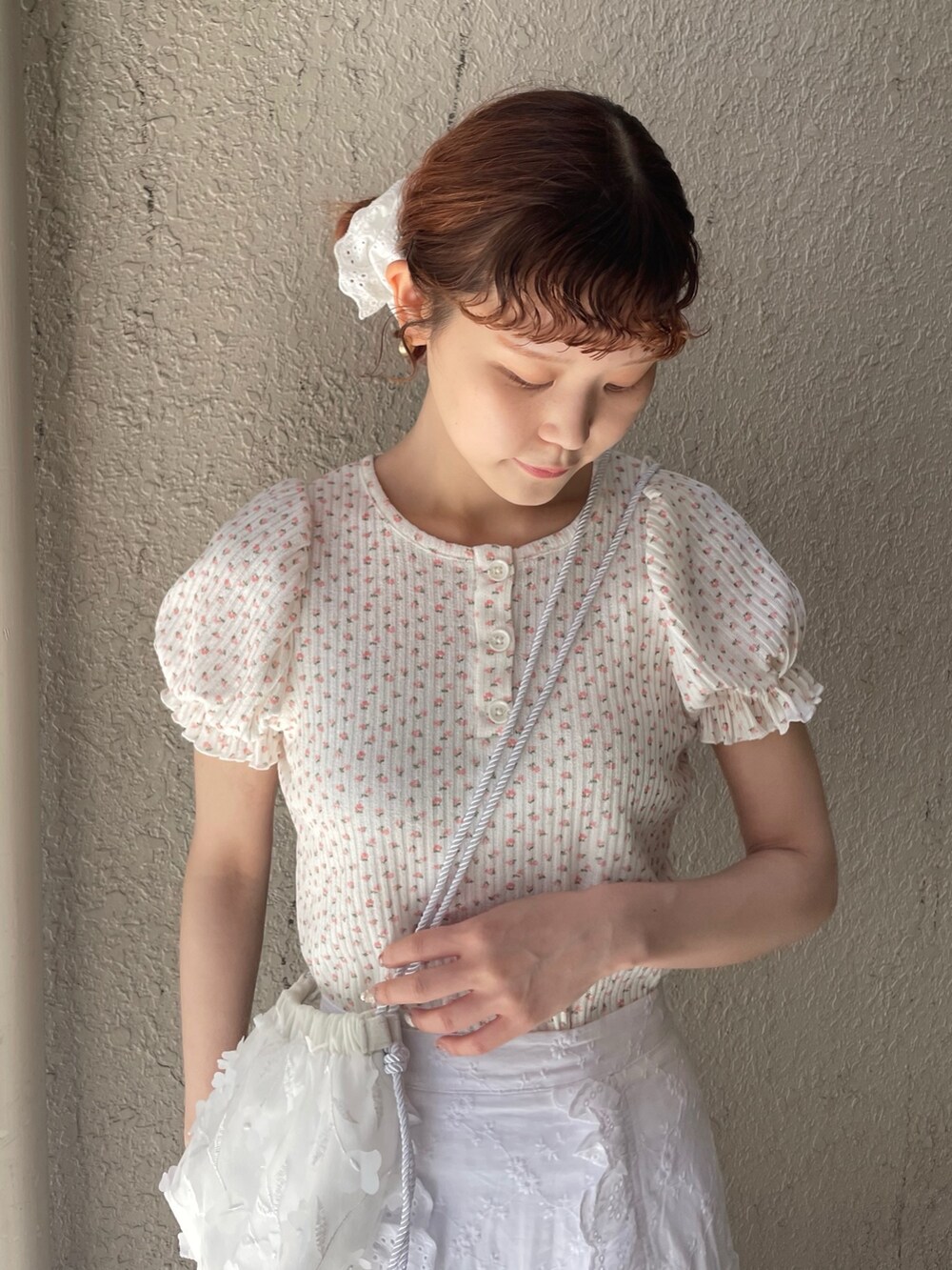 ホワイト系のショルダーバッグ、ホワイト系のスカート、ピンク系のTシャツ/カットソーを着用したレディースの春コーディネートの4枚目の写真