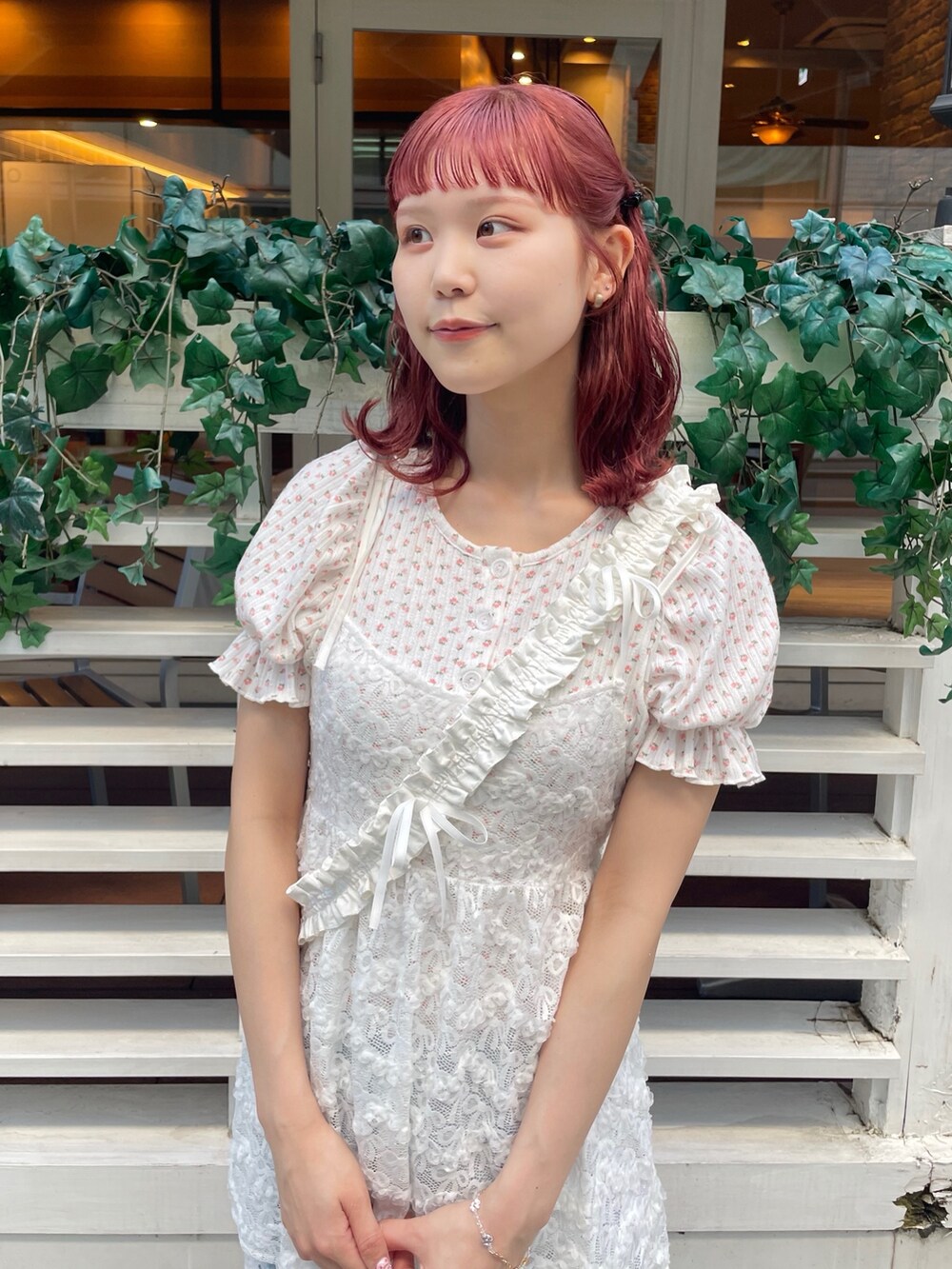 ブルー系のデニムパンツ、ホワイト系のスニーカー、ピンク系のTシャツ/カットソーを着用したレディースの夏コーディネートの4枚目の写真