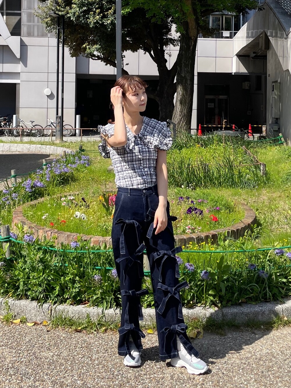 ブルー系のシャツ/ブラウス、ブルー系のデニムパンツ、ブルー系のスニーカーを着用したレディースの春コーディネートの2枚目の写真