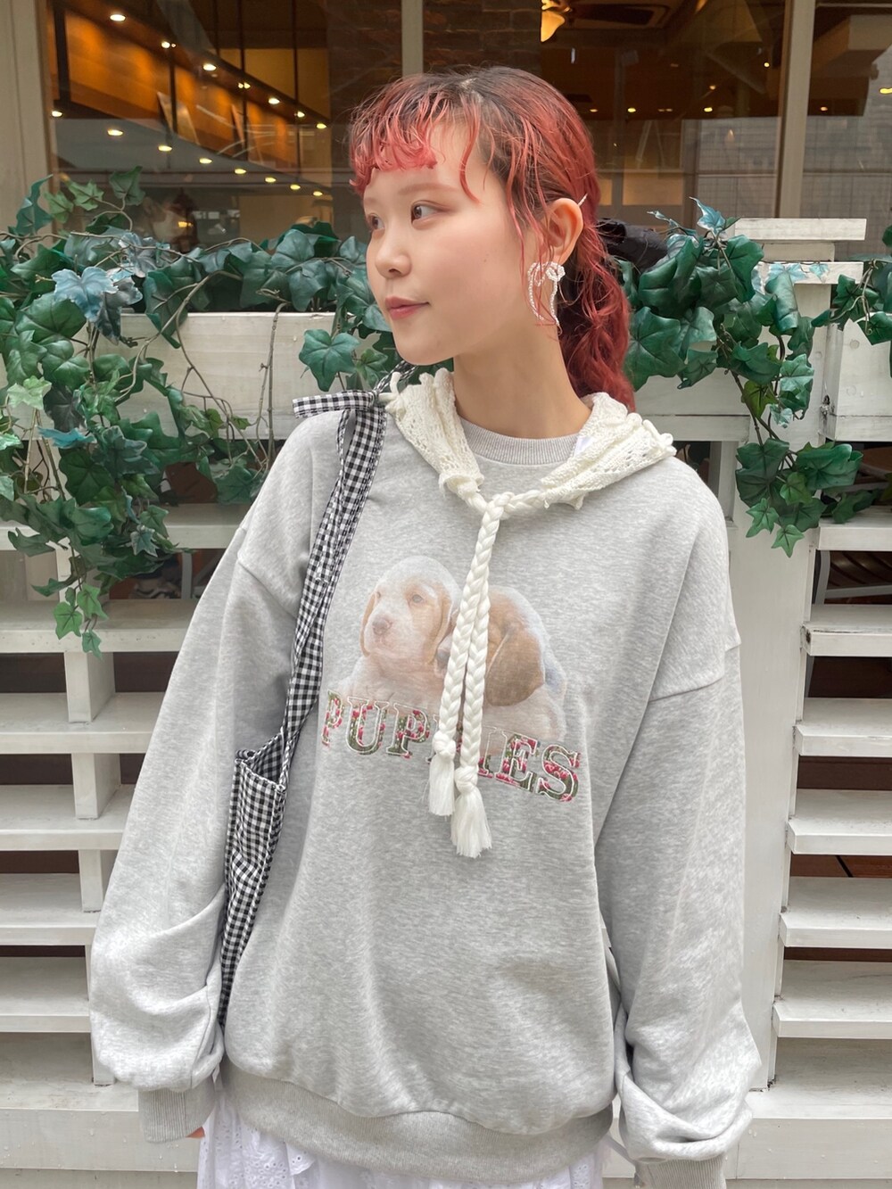 ブラック系のスニーカー、ブラック系のトートバッグ、グレー系のスウェットを着用したレディースの冬コーディネートの3枚目の写真