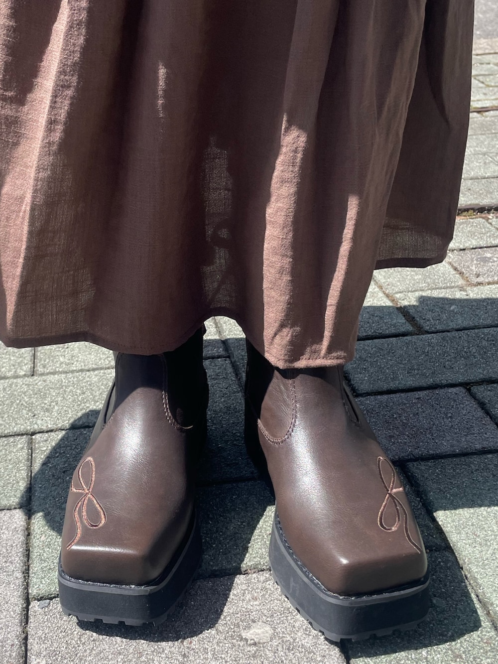 ホワイト系のボストンバッグ、ホワイト系のベスト、ホワイト系のシャツ/ブラウスを着用したレディースの秋コーディネートの6枚目の写真