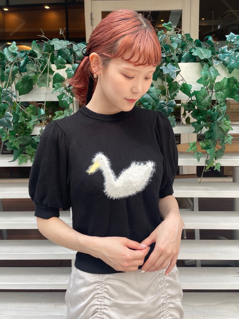 グレー系のスラックス、ブラック系のニット/セーター、ブラック系のバレエシューズを着用したレディースの夏コーディネートの4枚目の写真