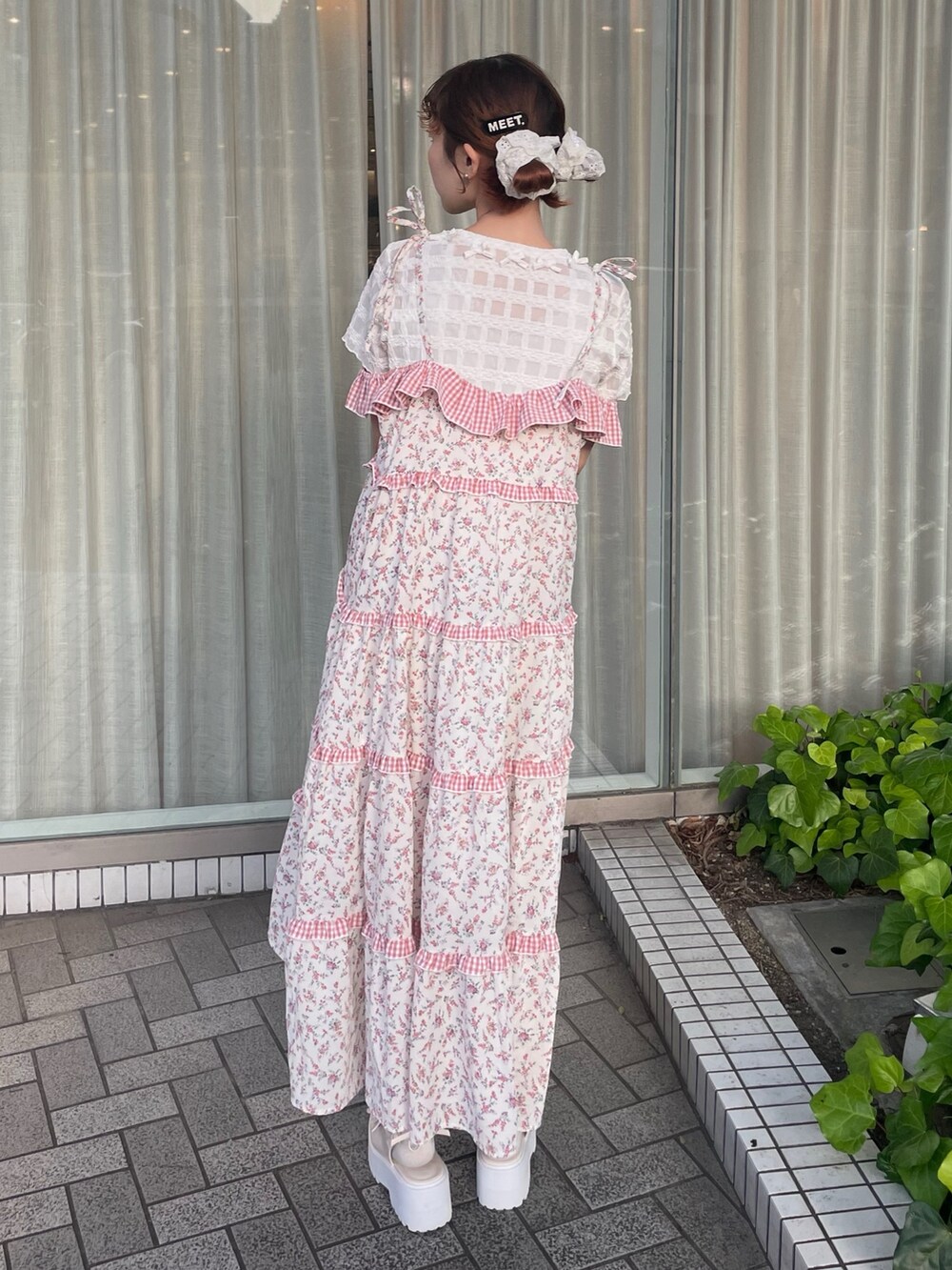 ピンク系のワンピース、ホワイト系のTシャツ/カットソー、ホワイト系のトートバッグを着用したレディースの春コーディネートの2枚目の写真