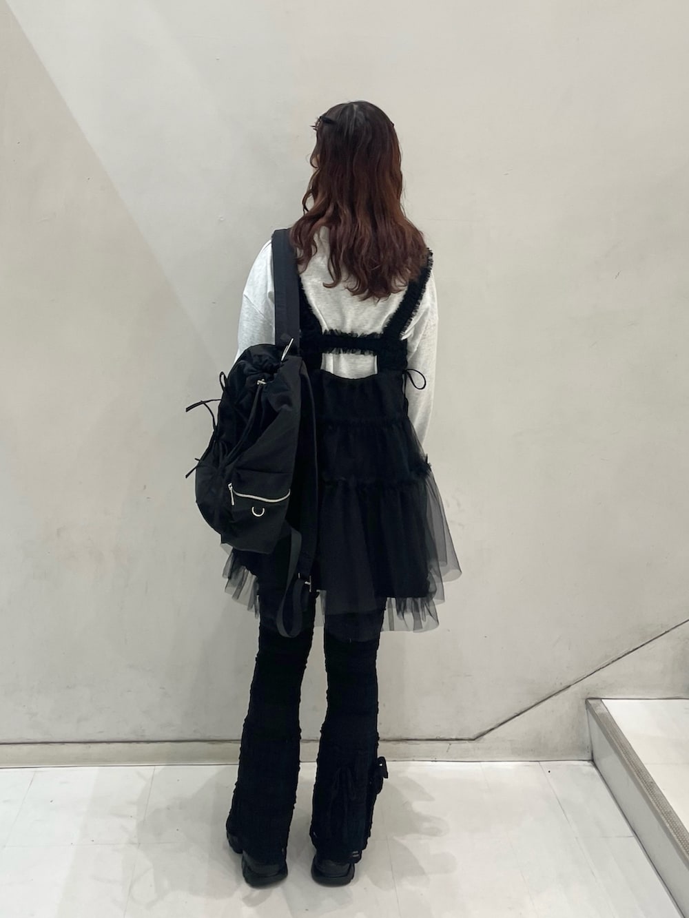 グレー系のスウェット、ブラック系のスニーカー、ブラック系のその他パンツを着用したレディースの冬コーディネートの3枚目の写真