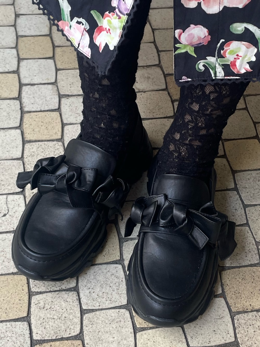 ブラック系のワンピース、ブラウン系のショルダーバッグ、ホワイト系のTシャツ/カットソーを着用したレディースの春コーディネートの8枚目の写真