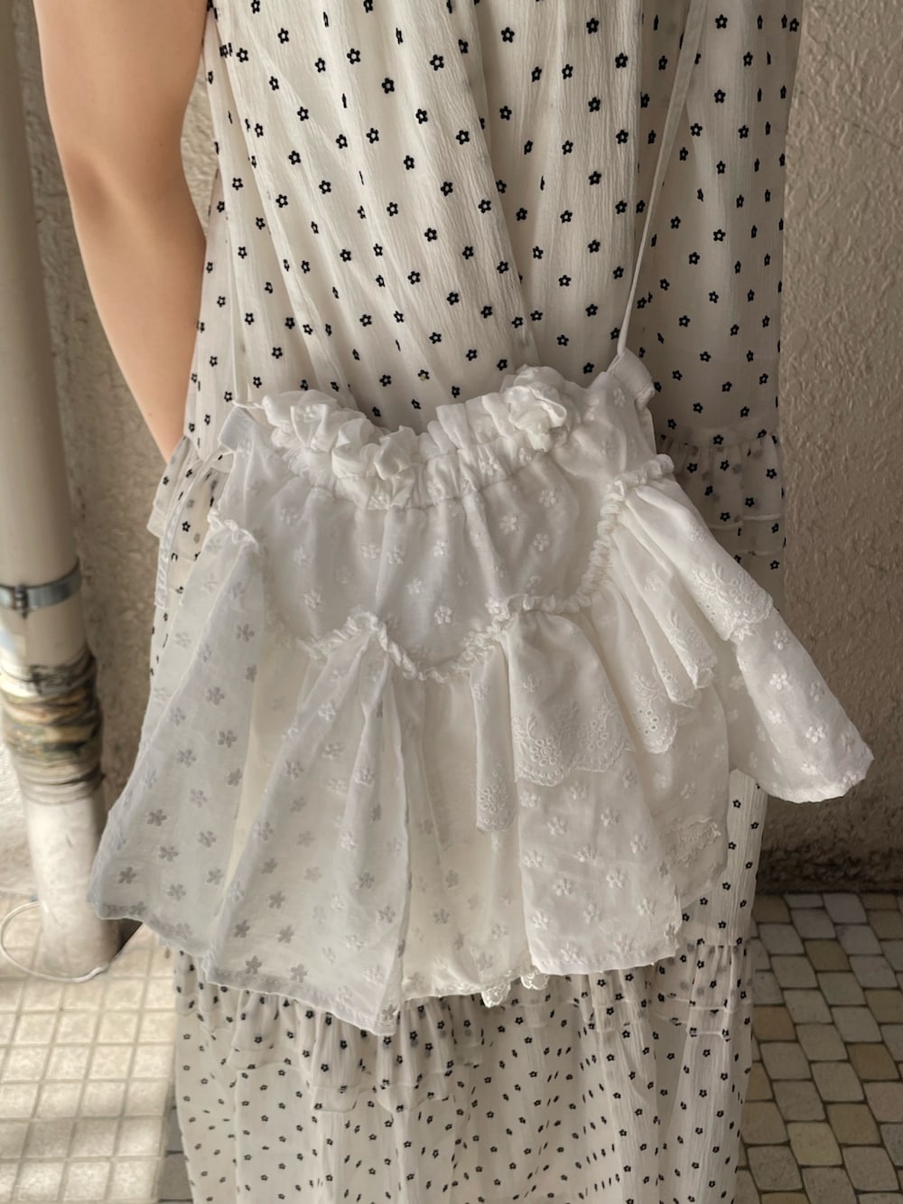 ホワイト系のワンピース、ホワイト系のショルダーバッグ、グレー系のその他パンツを着用したレディースの春コーディネートの9枚目の写真