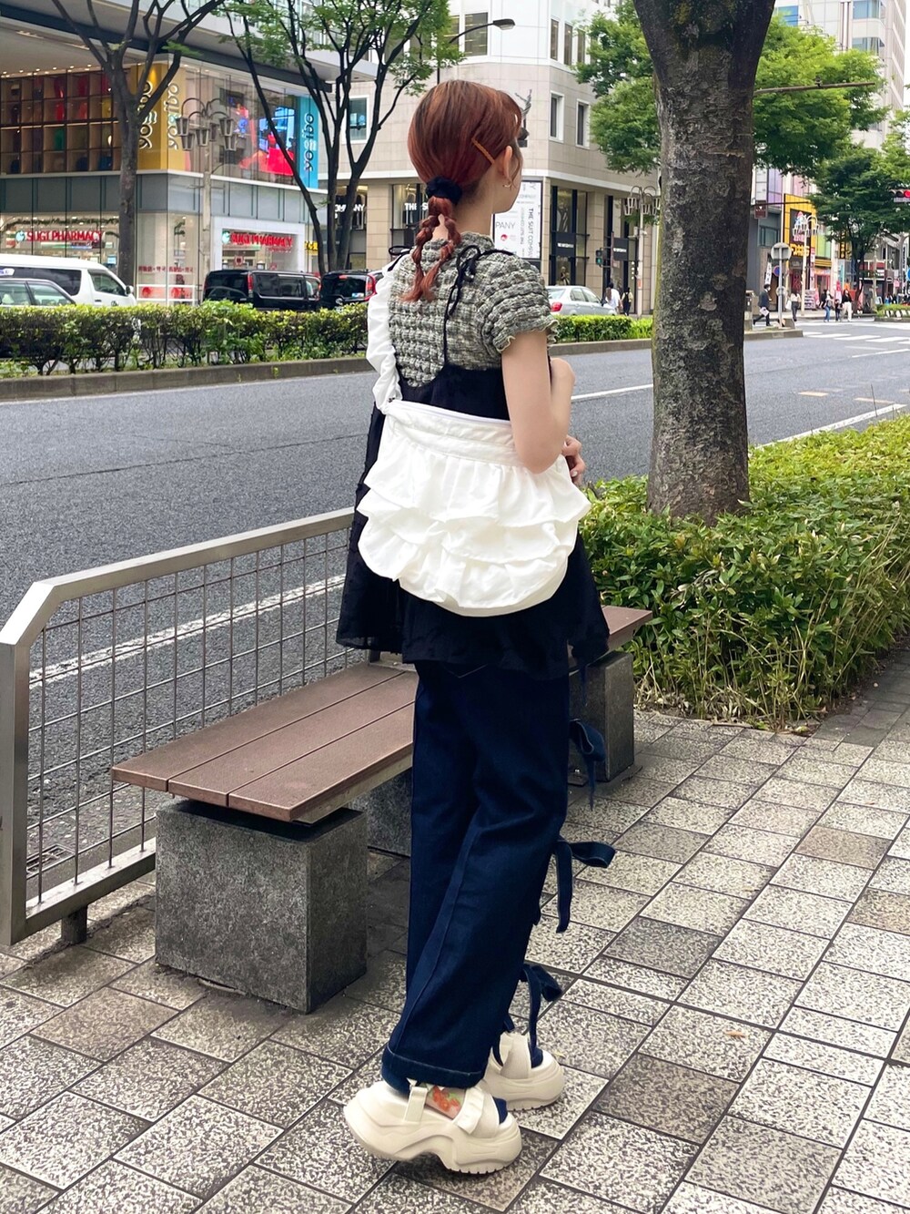 ベージュ系のTシャツ/カットソー、ホワイト系のショルダーバッグ、ブラック系のシャツ/ブラウスを着用したレディースの春コーディネートの2枚目の写真