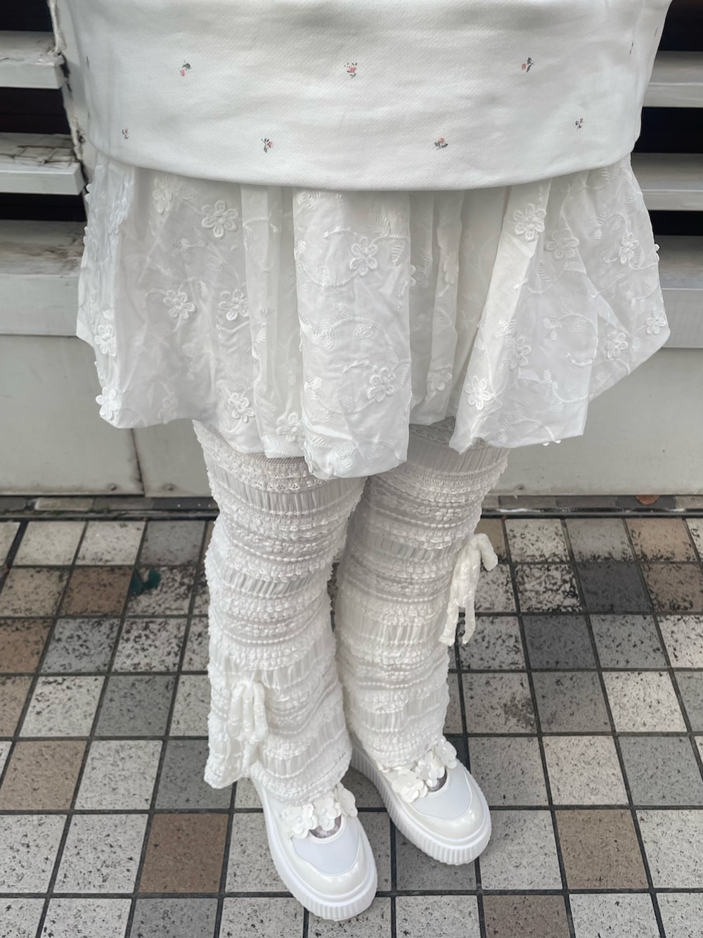 ホワイト系のスウェット、ホワイト系のスカート、ホワイト系のその他パンツを着用したレディースの冬コーディネートの6枚目の写真