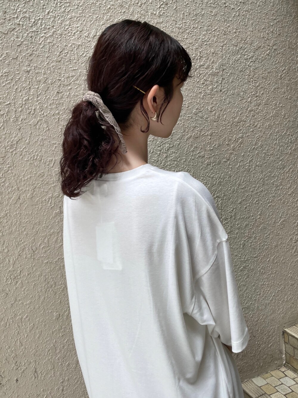 ホワイト系のTシャツ/カットソー、ホワイト系のハンドバッグ、ホワイト系のサンダルを着用したレディースの夏コーディネートの6枚目の写真