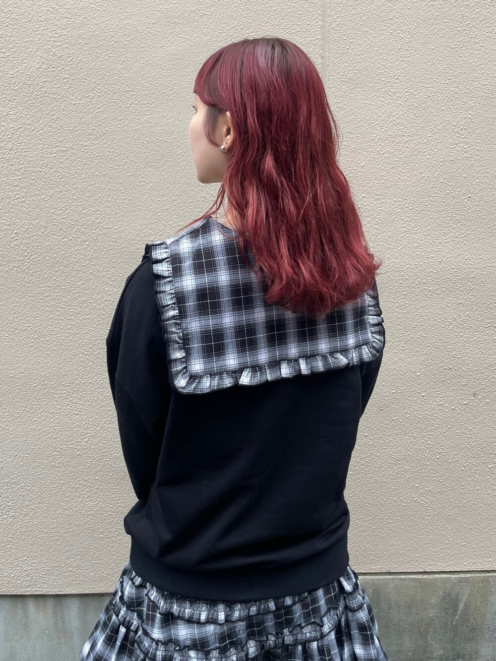 ホワイト系のショルダーバッグ、ブラック系のワンピース、ブラック系のスウェットを着用したレディースの秋コーディネートの6枚目の写真