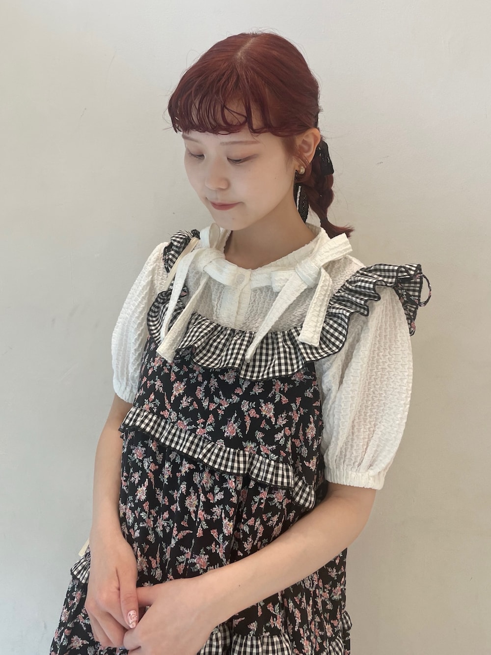 ブラック系のワンピース、ホワイト系のシャツ/ブラウス、ホワイト系のショルダーバッグを着用したレディースの夏コーディネートの5枚目の写真