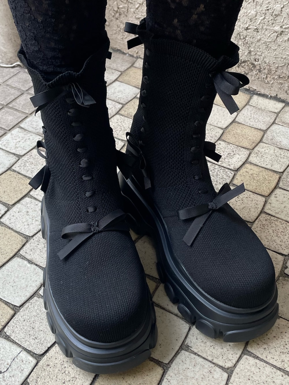 ホワイト系のカーディガン/ボレロ、グレー系のスカート、グレー系のショルダーバッグを着用したレディースの秋コーディネートの8枚目の写真