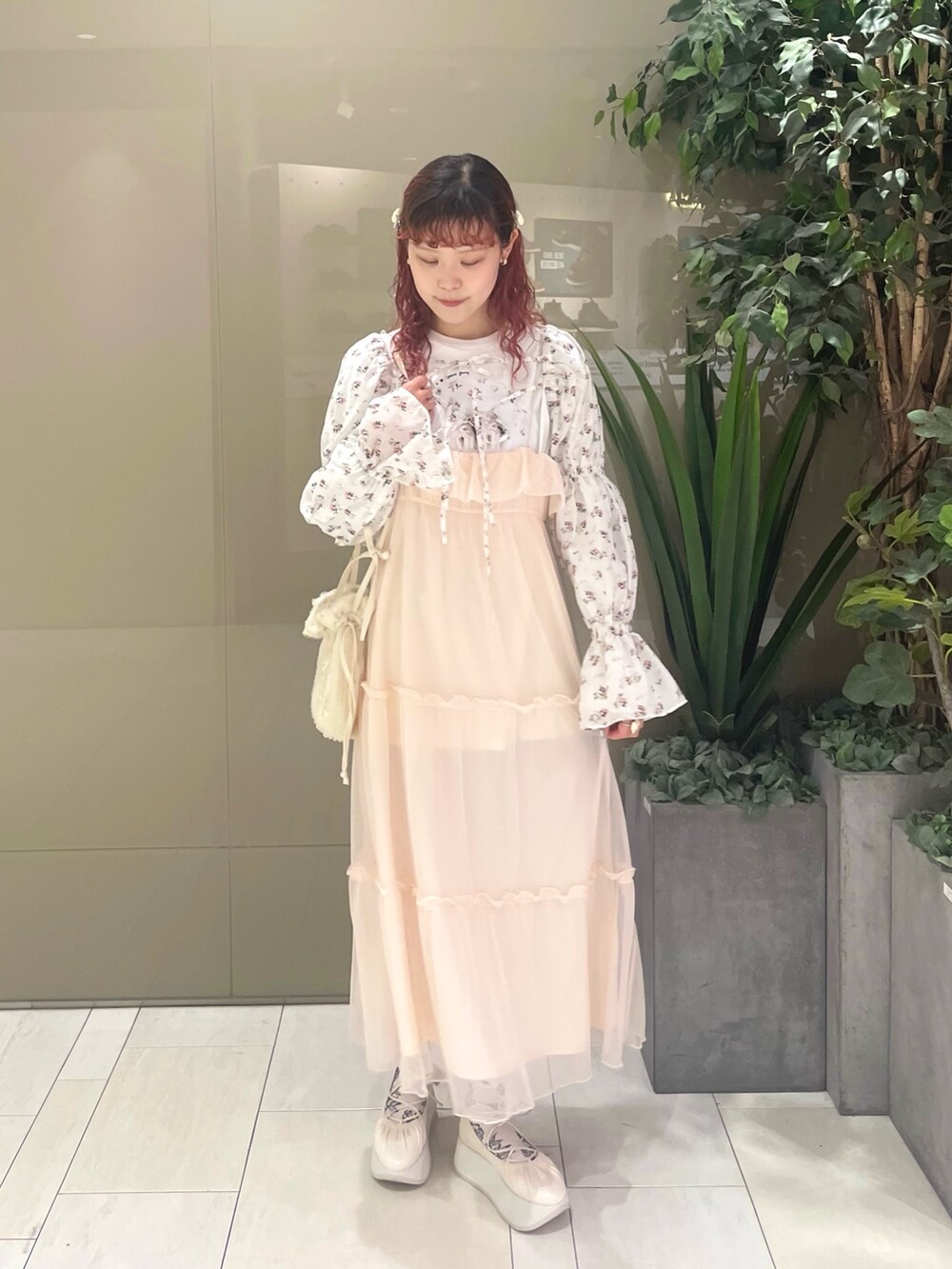 ホワイト系のバレエシューズ、ホワイト系のTシャツ/カットソー、ホワイト系のカーディガン/ボレロを着用したレディースの春コーディネートの2枚目の写真