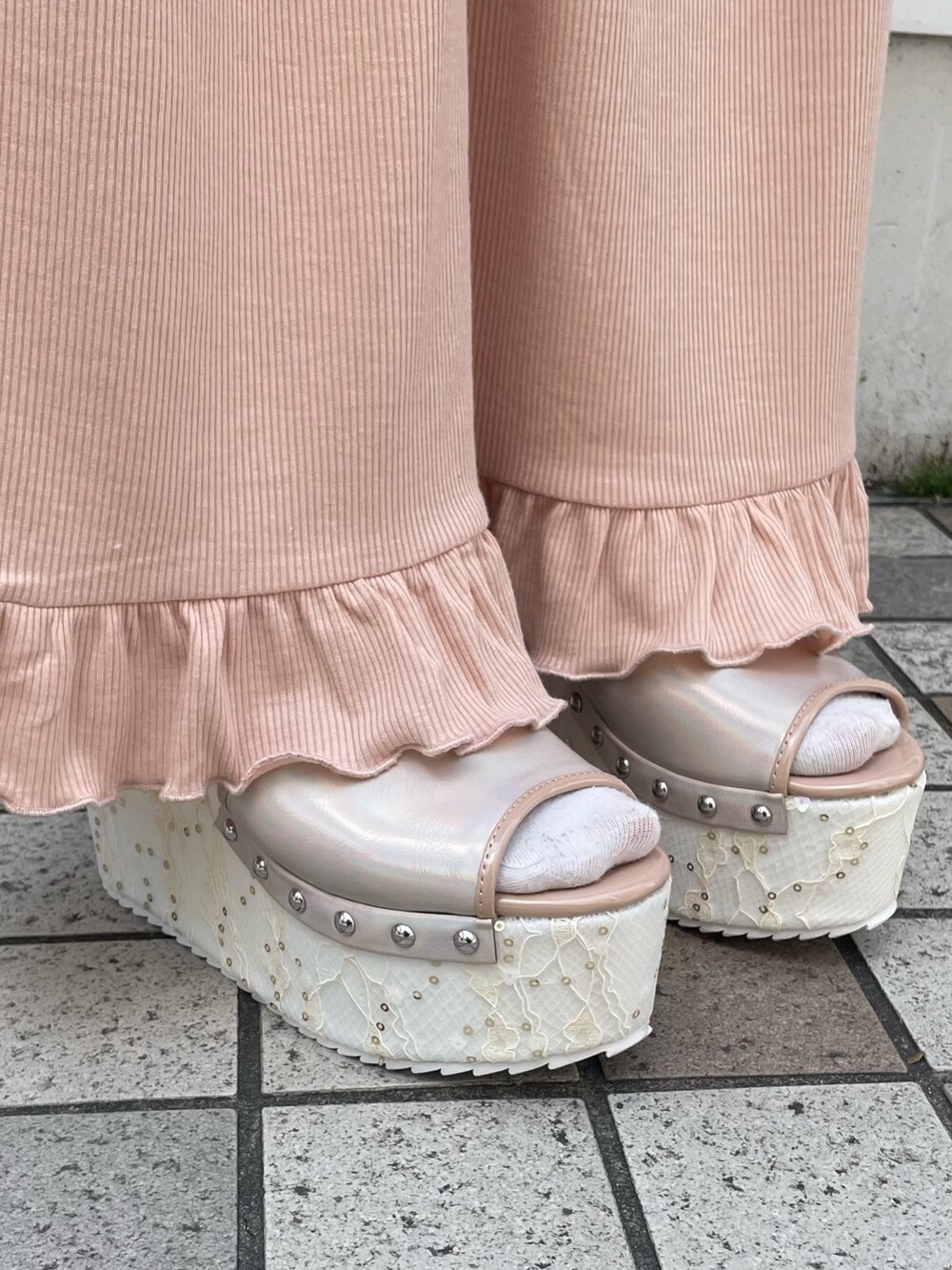 ホワイト系のワンピース、ピンク系のサンダル、ピンク系のその他パンツを着用したレディースの春コーディネートの7枚目の写真