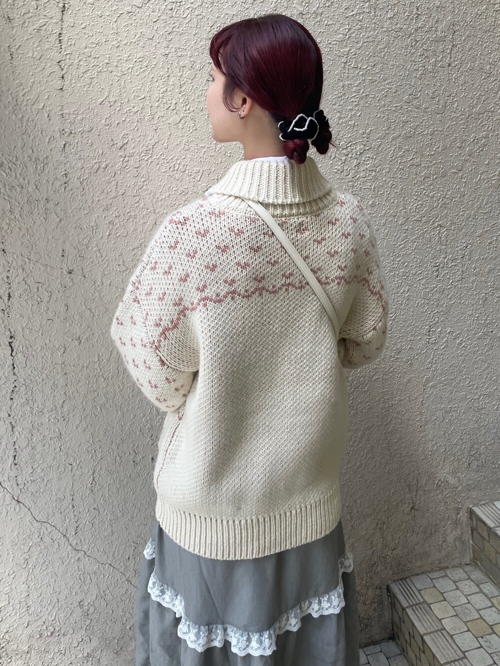 ホワイト系のシャツ/ブラウス、グレー系のスカート、ホワイト系のローファーを着用したレディースの秋コーディネートの6枚目の写真