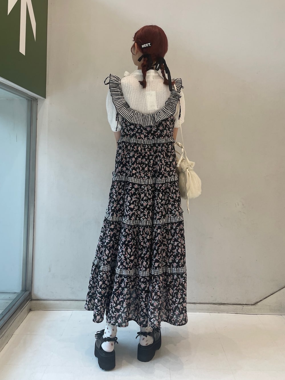 ブラック系のワンピース、ホワイト系のシャツ/ブラウス、ホワイト系のショルダーバッグを着用したレディースの夏コーディネートの3枚目の写真