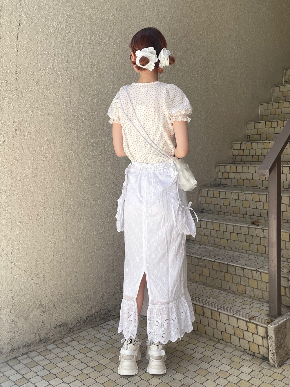 ホワイト系のショルダーバッグ、ホワイト系のスカート、ピンク系のTシャツ/カットソーを着用したレディースの春コーディネートの3枚目の写真