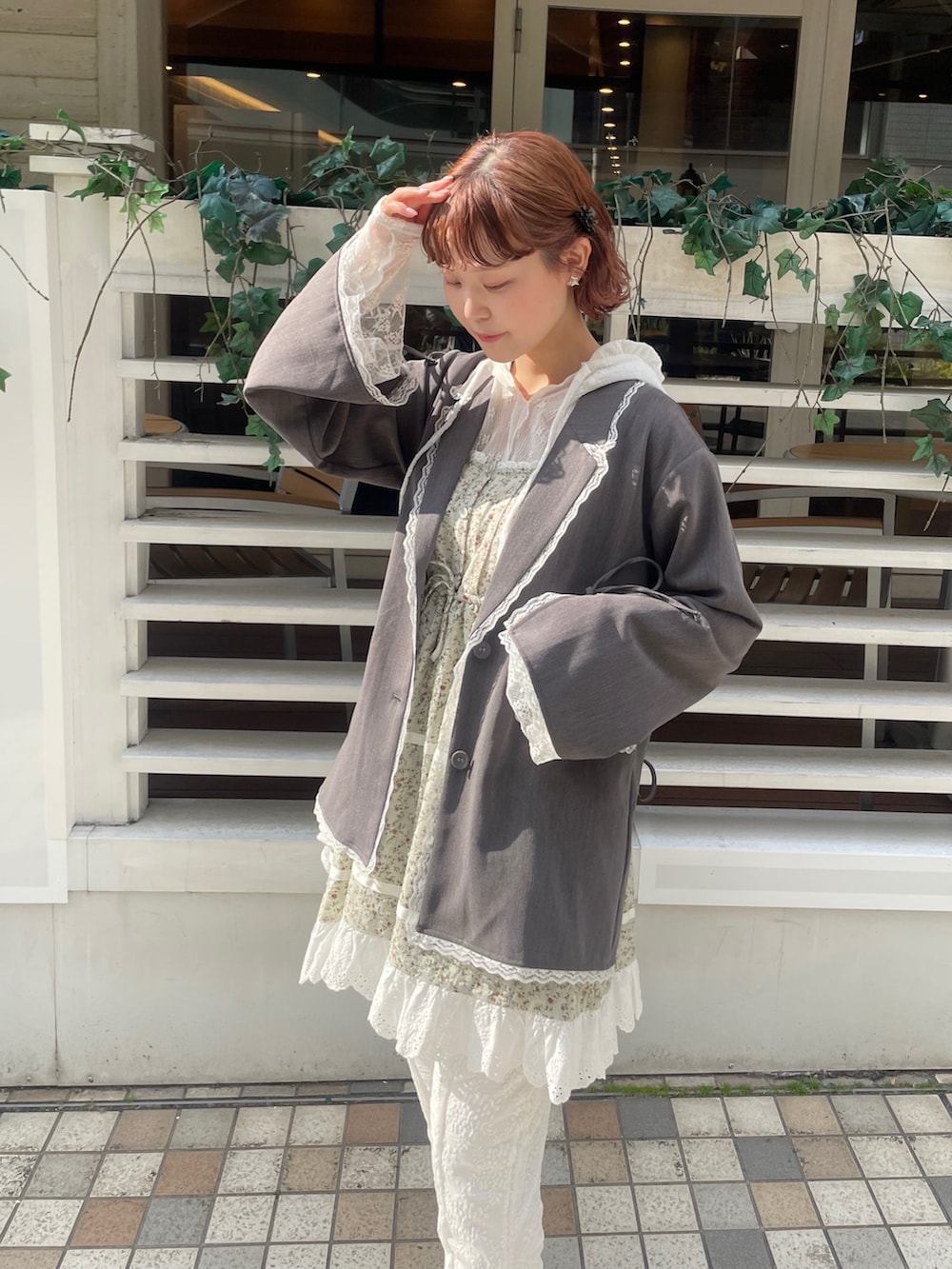 ホワイト系のその他パンツ、グレー系のテーラードジャケット、ホワイト系のTシャツ/カットソーを着用したレディースの冬コーディネートの4枚目の写真