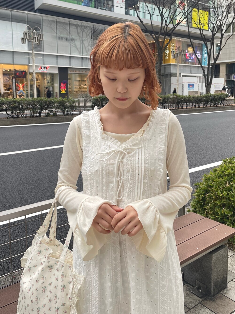 ホワイト系のワンピース、ホワイト系のTシャツ/カットソー、ホワイト系のローファーを着用したレディースの冬コーディネートの4枚目の写真