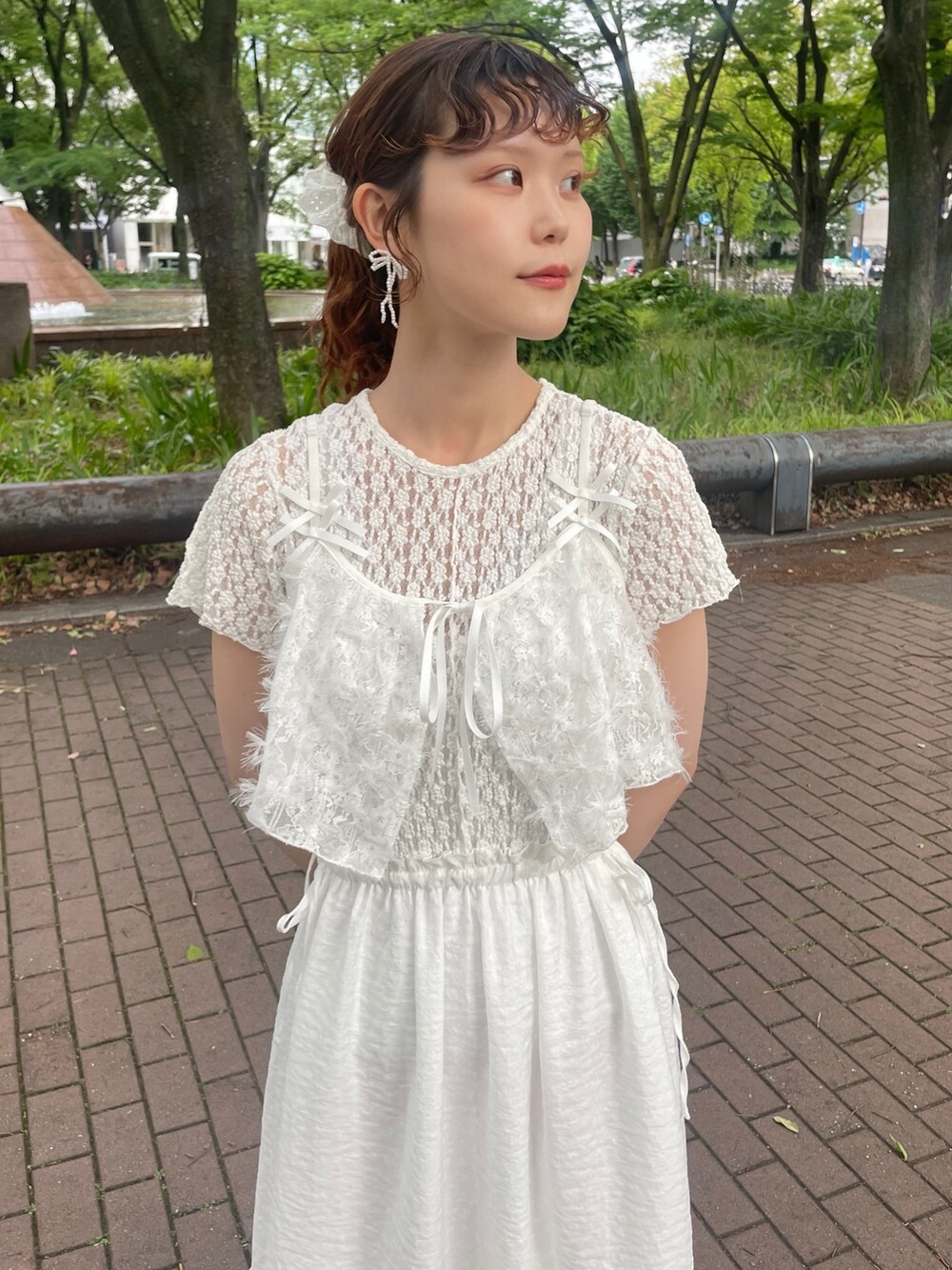 ホワイト系のワンピース、ホワイト系のキャミソール、ゴールド系のバレエシューズを着用したレディースの春コーディネートの3枚目の写真