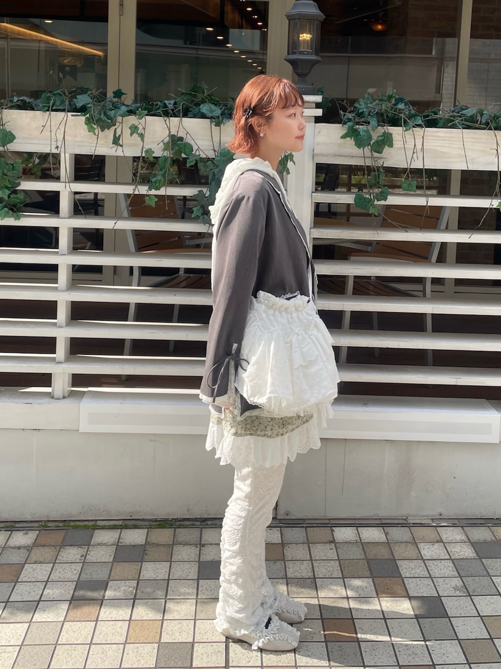 ホワイト系のその他パンツ、グレー系のテーラードジャケット、ホワイト系のTシャツ/カットソーを着用したレディースの冬コーディネートの2枚目の写真