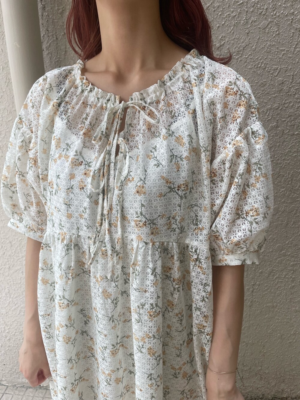 イエロー系のワンピース、ホワイト系のスニーカーを着用したレディースの夏コーディネートの6枚目の写真