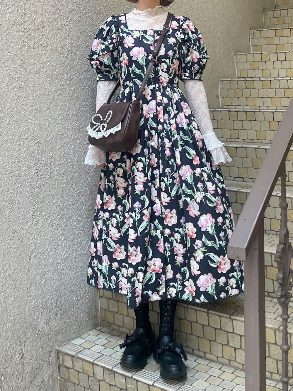 ブラック系のワンピース、ブラウン系のショルダーバッグ、ホワイト系のTシャツ/カットソーを着用したレディースの春コーディネートの6枚目の写真