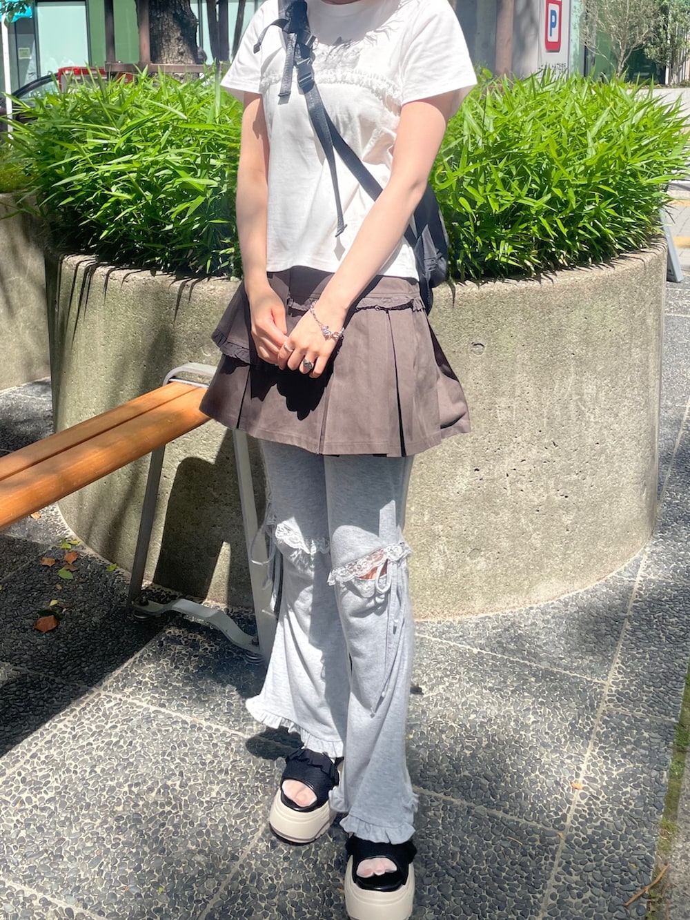 グレー系のスウェットパンツ、ホワイト系のTシャツ/カットソー、グレー系のスカートを着用したレディースの春コーディネートの3枚目の写真