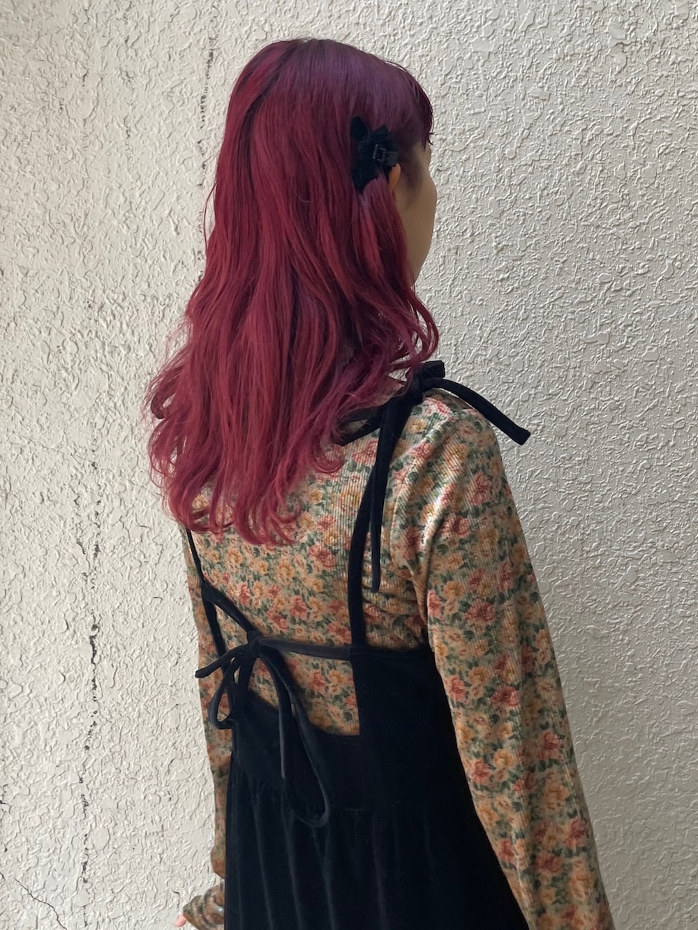 ブラック系のワンピース、ブラック系のパンプス、ベージュ系のニット/セーターを着用したレディースの冬コーディネートの5枚目の写真