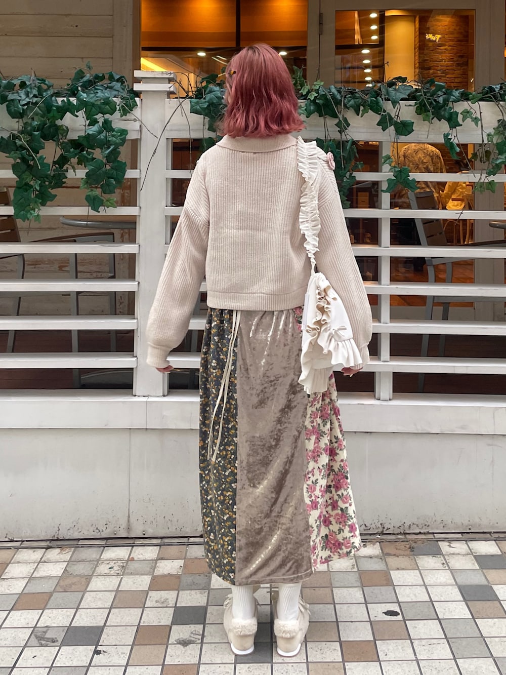 ホワイト系のTシャツ/カットソー、ホワイト系のカーディガン/ボレロ、ホワイト系のスニーカーを着用したレディースの秋コーディネートの3枚目の写真