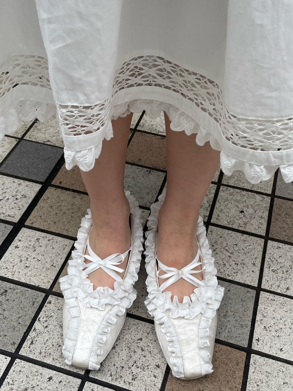 ホワイト系のスカート、ホワイト系のバレエシューズ、グレー系のTシャツ/カットソーを着用したレディースの冬コーディネートの8枚目の写真