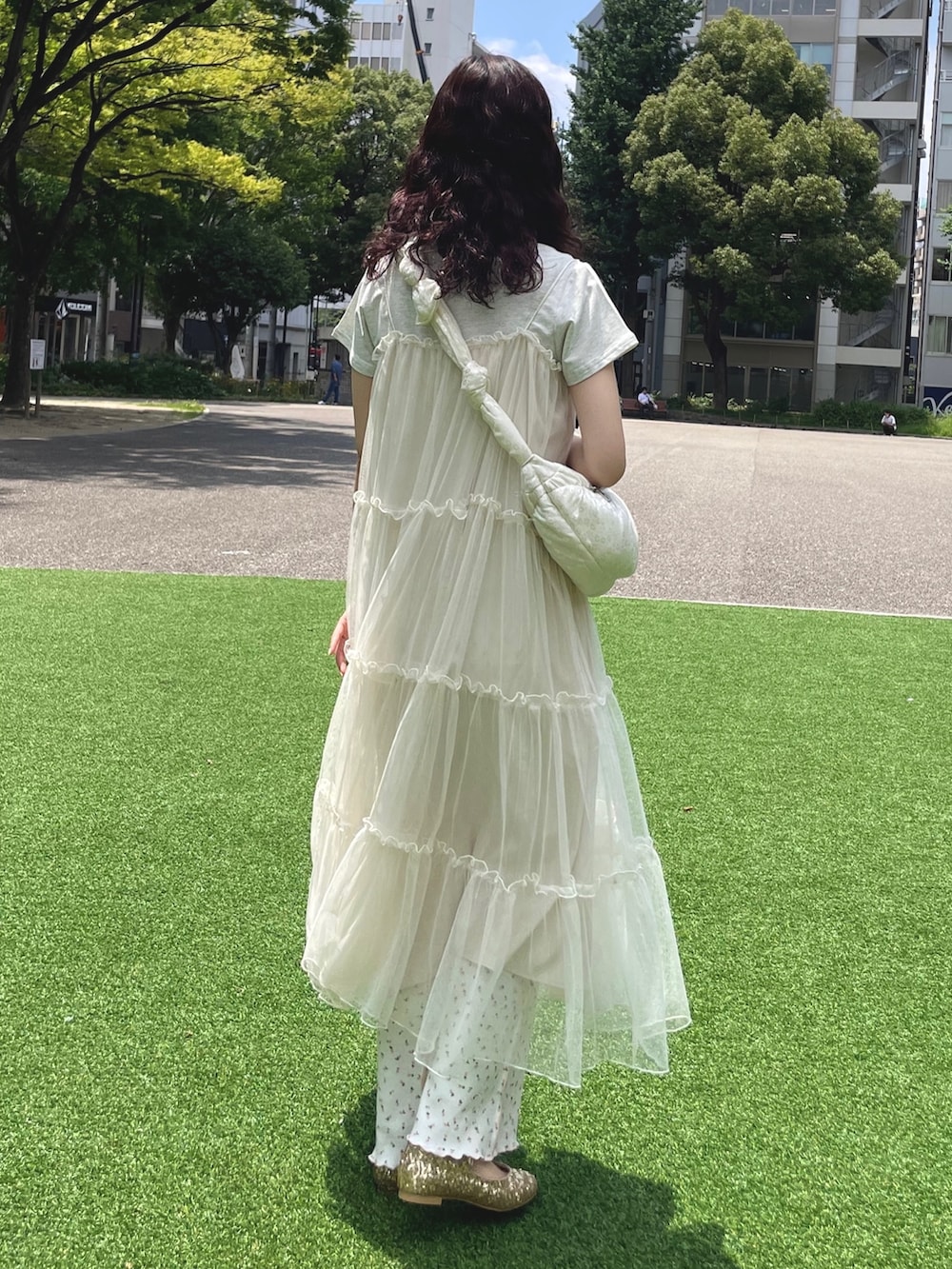 ホワイト系のワンピース、グレー系のTシャツ/カットソー、ピンク系のその他パンツを着用したレディースの夏コーディネートの3枚目の写真
