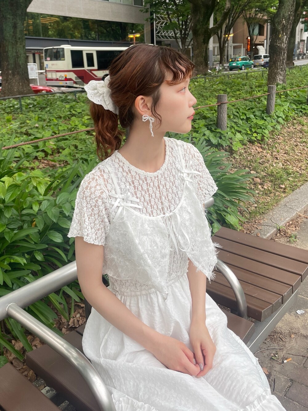 ホワイト系のワンピース、ホワイト系のキャミソール、ゴールド系のバレエシューズを着用したレディースの春コーディネートの5枚目の写真