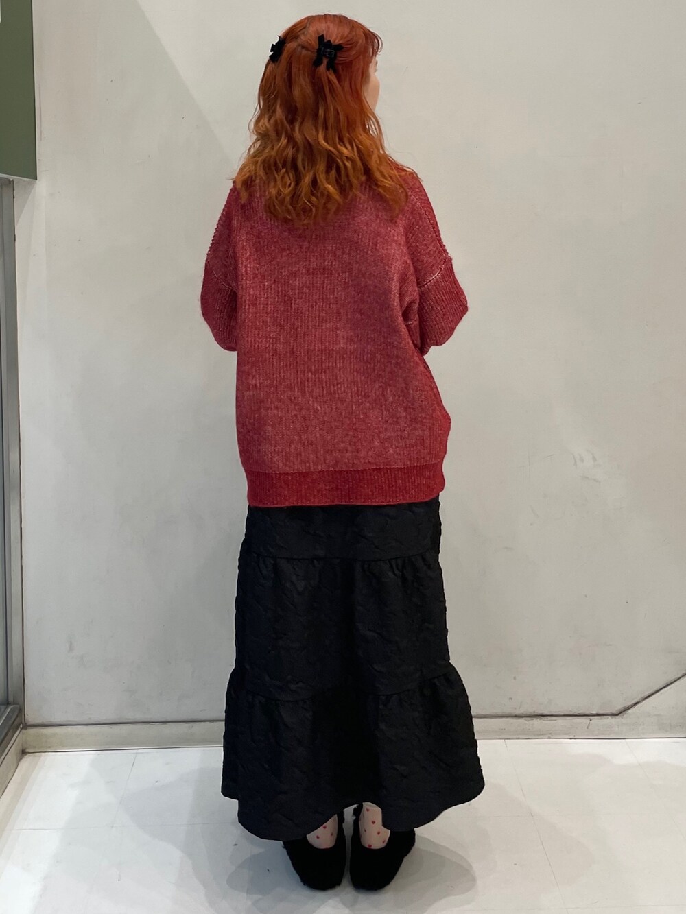 ブラック系のワンピース、レッド系のカーディガン/ボレロ、ホワイト系のニット/セーターを着用したレディースの秋コーディネートの3枚目の写真