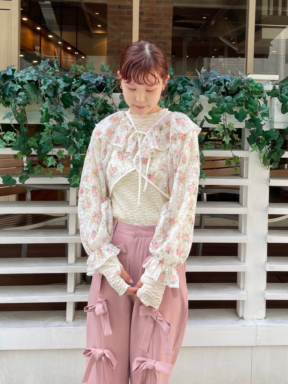 ピンク系のその他パンツ、ホワイト系のスニーカー、ホワイト系のTシャツ/カットソーを着用したレディースの春コーディネートの4枚目の写真