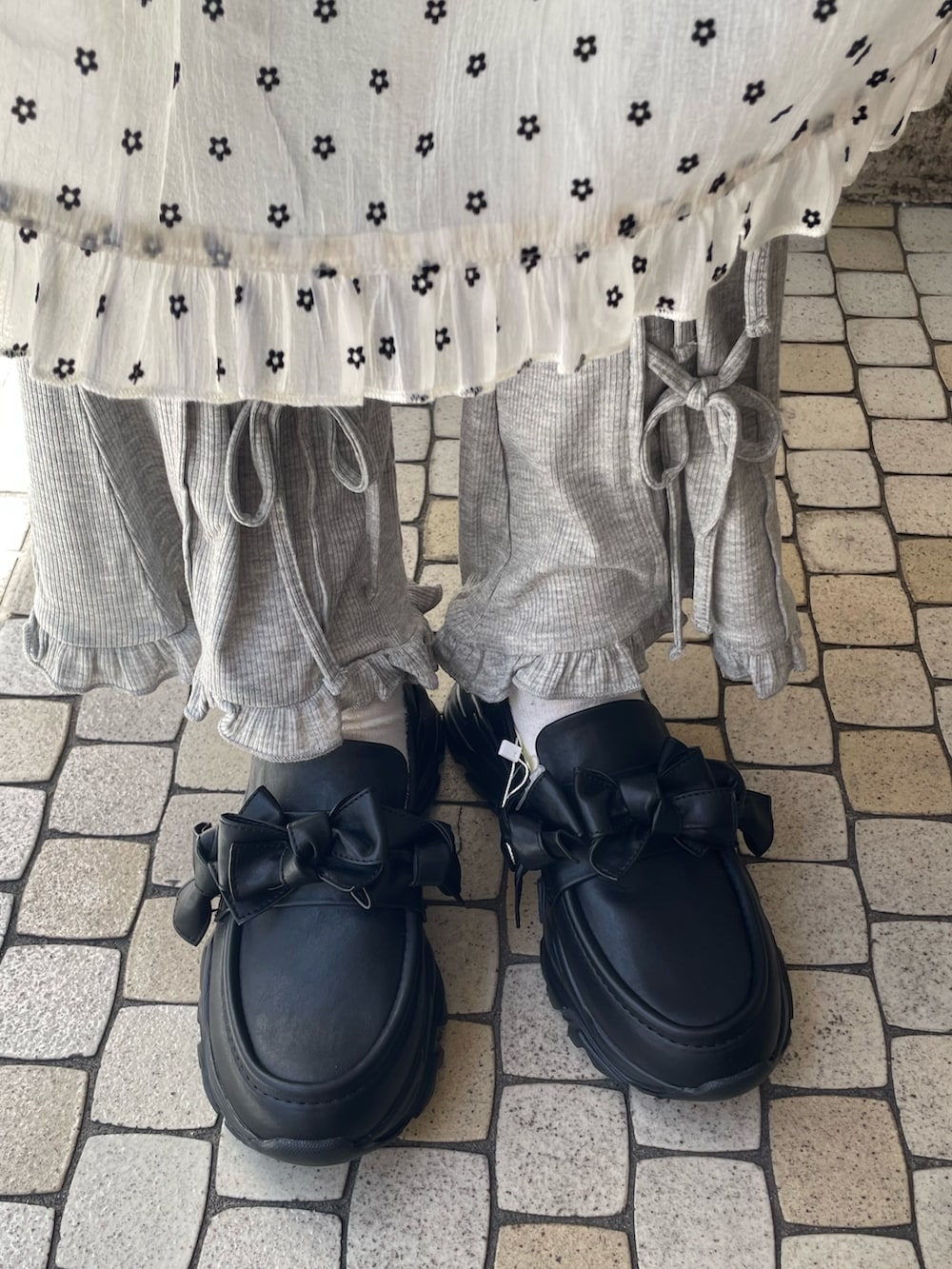 ホワイト系のワンピース、ホワイト系のショルダーバッグ、グレー系のその他パンツを着用したレディースの春コーディネートの8枚目の写真