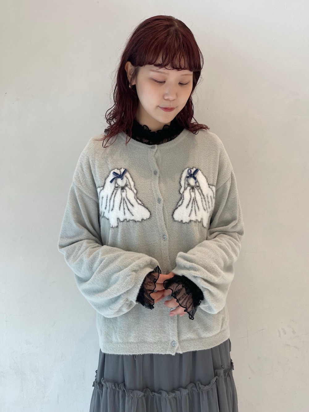 グレー系のワンピース、シルバー系のショルダーバッグ、グレー系のカーディガン/ボレロを着用したレディースの夏コーディネートの5枚目の写真