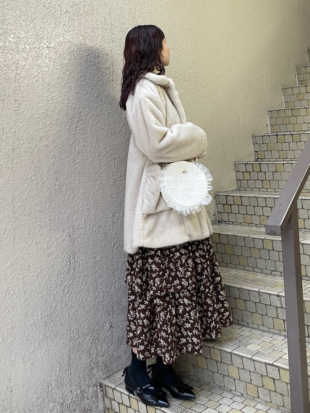 「merry jenny、メリージェニー」|「merry jennyのflowerティアードジャンスカ(ワンピース、ブラウン系)」を使った、ayuさん(レディース・166cm)の冬コーディネートの3枚目の写真
