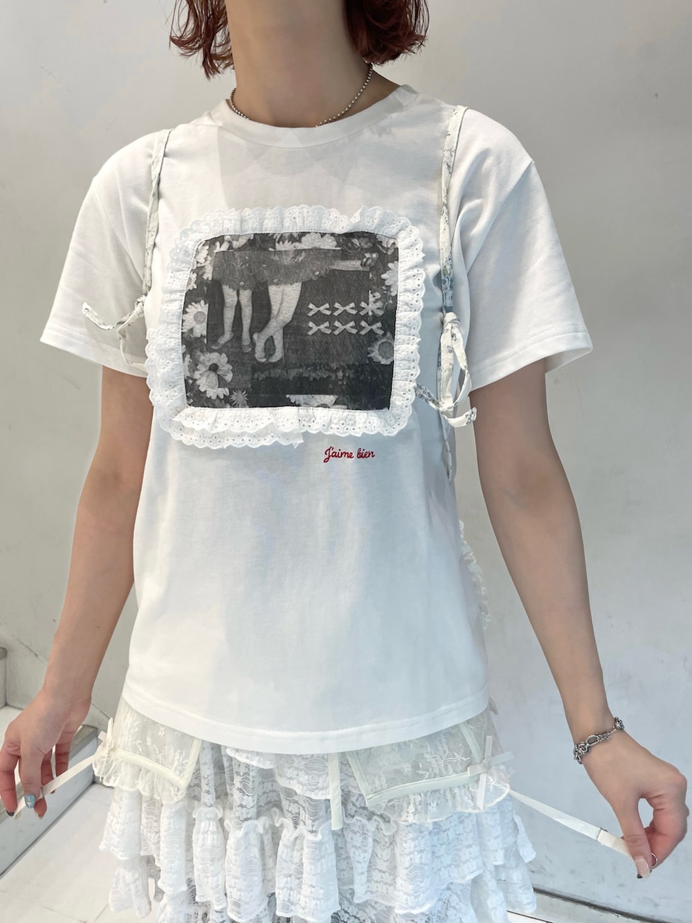 ホワイト系のスカート、ブラック系のデニムパンツ、ホワイト系のTシャツ/カットソーを着用したレディースの夏コーディネートの8枚目の写真