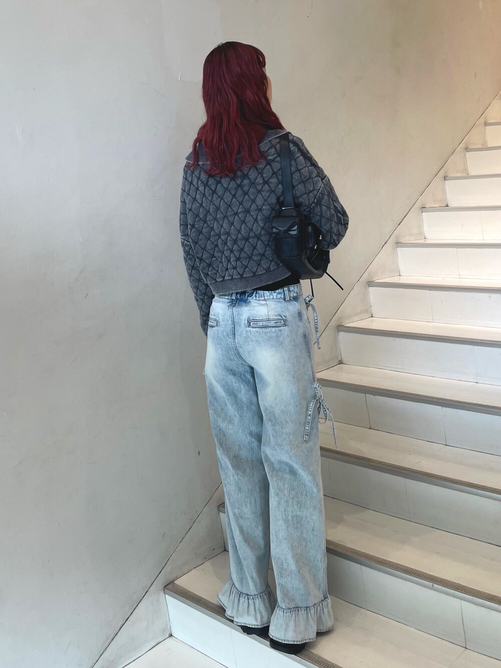 ブラック系のショルダーバッグ、グレー系のカーディガン/ボレロ、ブラック系のニット/セーターを着用したレディースの秋コーディネートの4枚目の写真