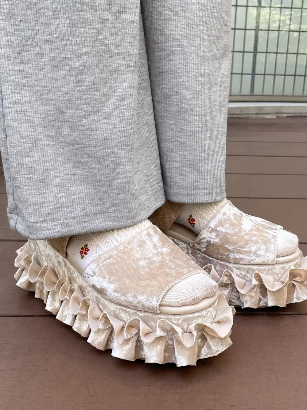 ホワイト系のTシャツ/カットソー、ホワイト系のサンダル、その他のカーディガン/ボレロを着用したレディースの夏コーディネートの6枚目の写真