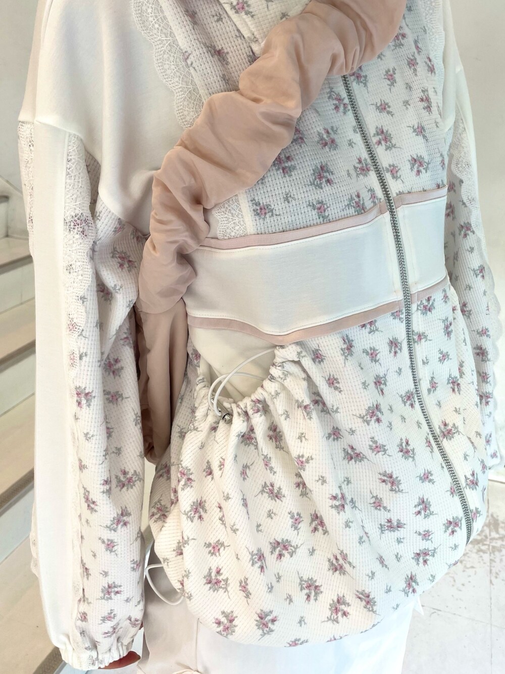 ピンク系のスニーカー、ピンク系のショルダーバッグ、ピンク系のジャージを着用したレディースの冬コーディネートの6枚目の写真