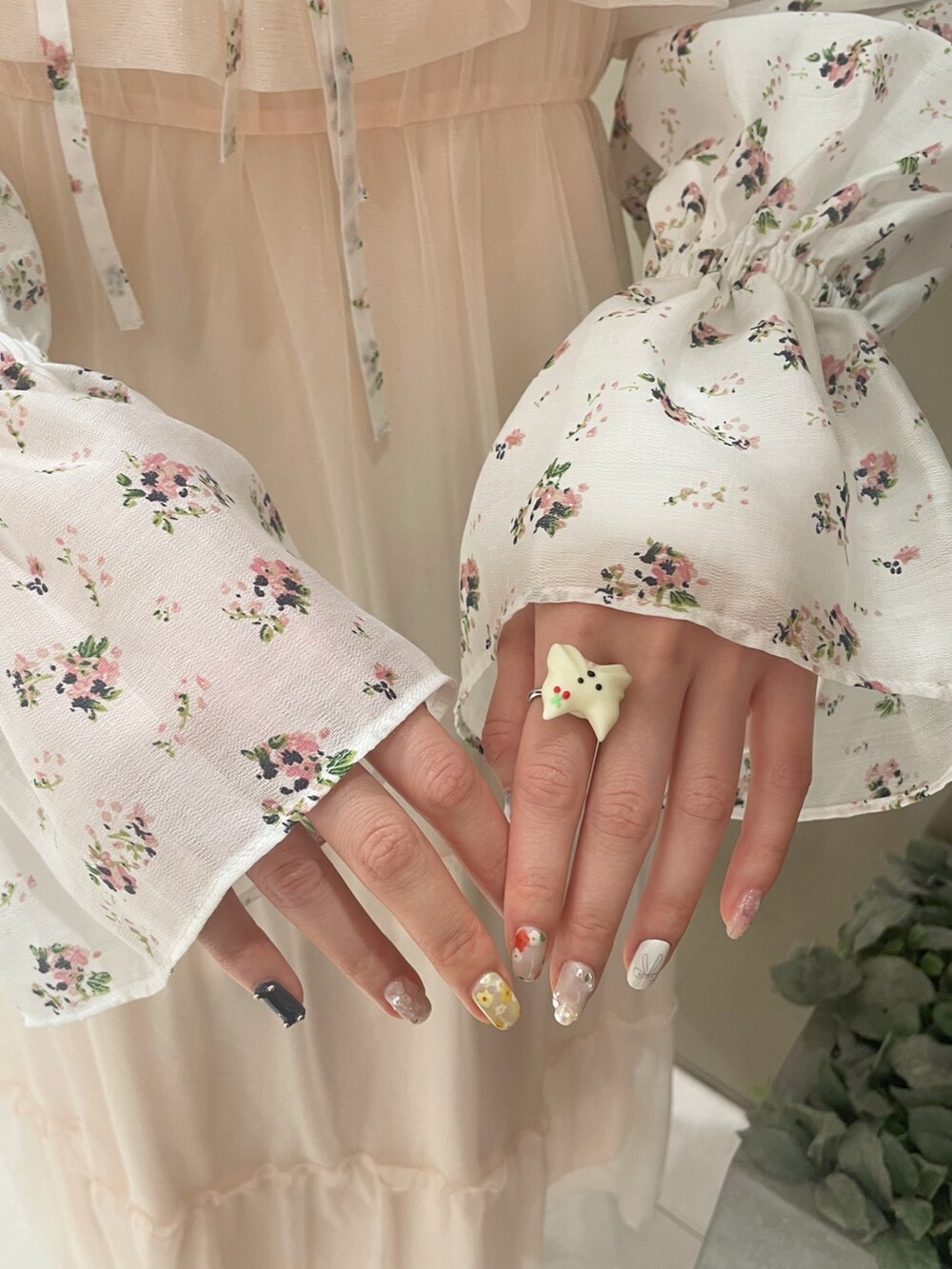 ホワイト系のバレエシューズ、ホワイト系のTシャツ/カットソー、ホワイト系のカーディガン/ボレロを着用したレディースの春コーディネートの6枚目の写真