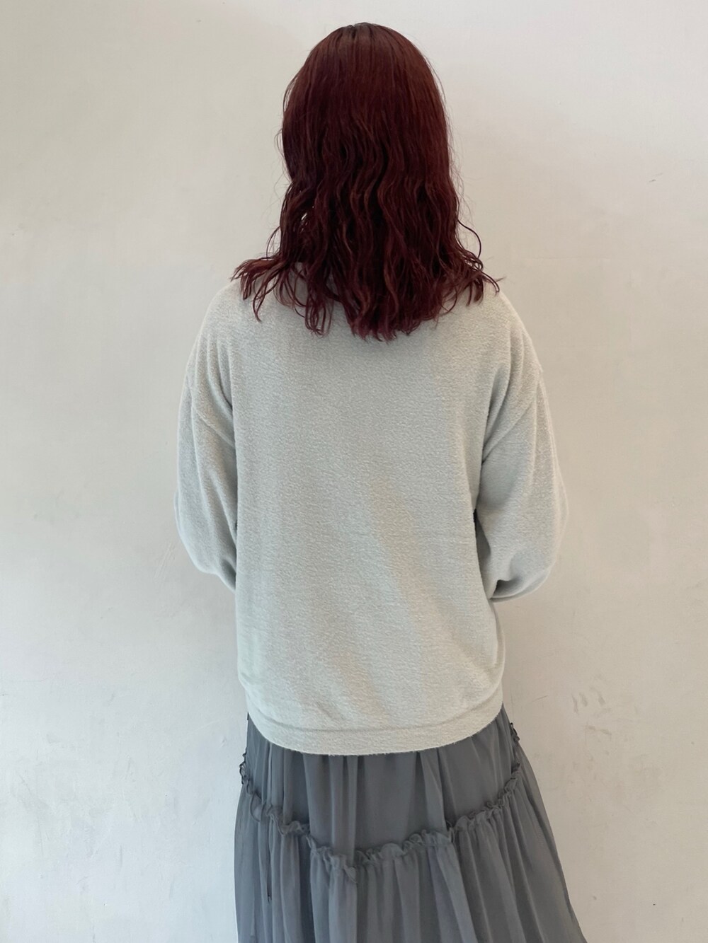 グレー系のワンピース、シルバー系のショルダーバッグ、グレー系のカーディガン/ボレロを着用したレディースの夏コーディネートの6枚目の写真